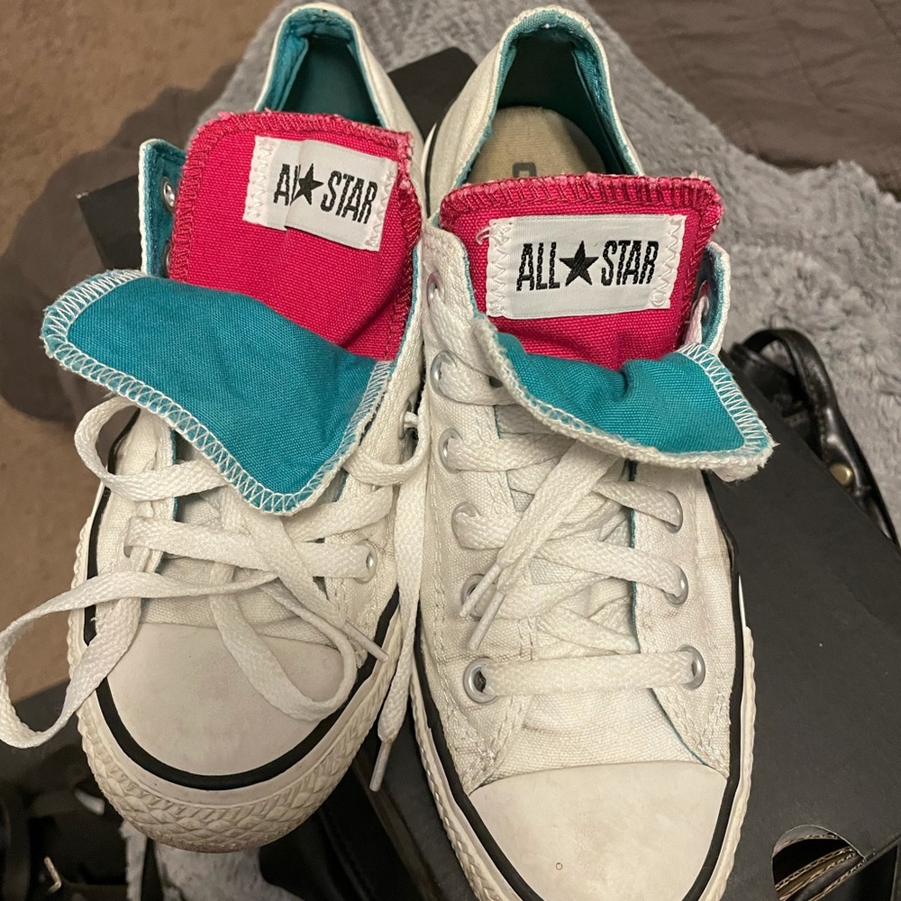 White Converse pink n blue tongues
